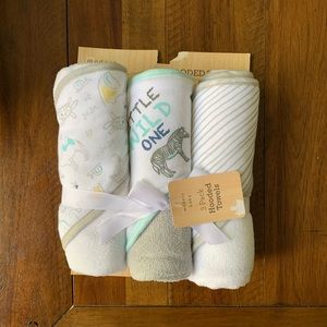 NWT Modern Baby 3 pack hooded towels